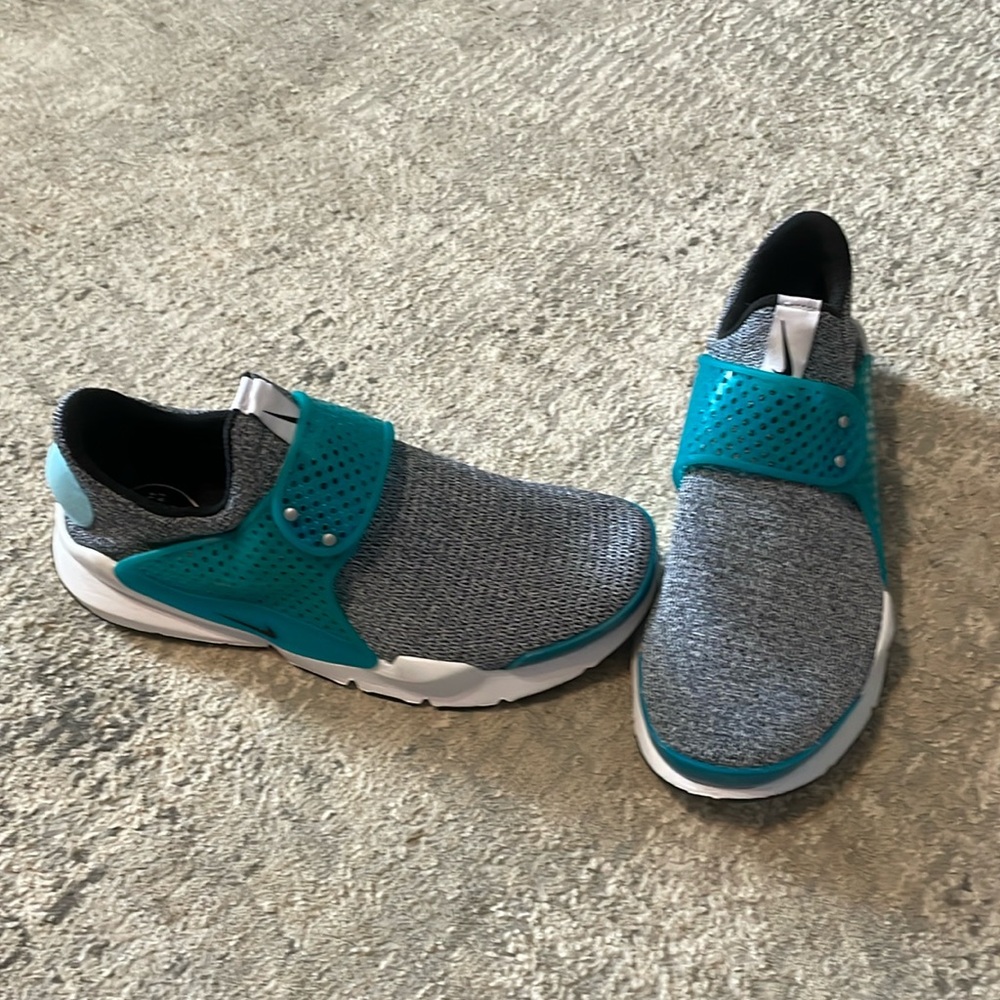 Ladies Nike Soft Dart athletic sneakers. These look new. So comfy! Sz 10